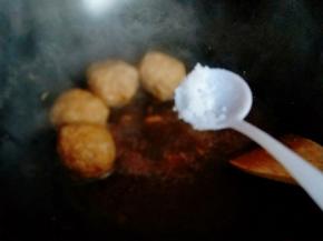 再依个人口味加入盐。大火烧开，转中火5分钟，把丸子盛出。