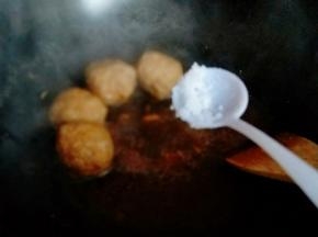 再依个人口味加入盐。大火烧开，转中火5分钟，把丸子盛出。