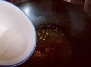 将汤汁勾芡至浓稠。