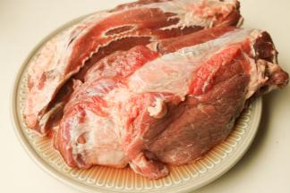 牛腱部位，用凉水浸泡2个小时以上，期间换水多次，直到水变清。