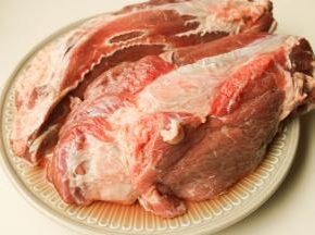 牛腱部位，用凉水浸泡2个小时以上，期间换水多次，直到水变清。