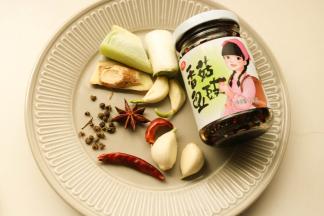 准备了这些香料和香菇豆豉酱。这种豆豉酱微辣，刚好适合我家人的口味，如果喜欢辣的可以再加些辣椒一起卤制。