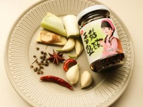准备了这些香料和香菇豆豉酱。这种豆豉酱微辣，刚好适合我家人的口味，如果喜欢辣的可以再加些辣椒一起卤制。