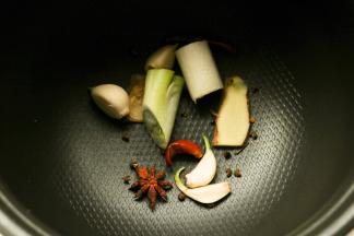 把香料放入电压力锅内。也可以用卤料包把调料装起来，看自己的习惯就好。