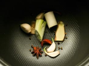 把香料放入电压力锅内。也可以用卤料包把调料装起来，看自己的习惯就好。