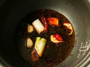 加入足量的水，加入香菇豆豉酱，再加入盐和、冰糖、老抽等所有调料，搅拌均匀。