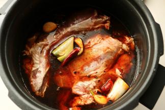 放入牛腱，水的量要能没过牛肉，一次性加足水。