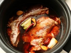 放入牛腱，水的量要能没过牛肉，一次性加足水。