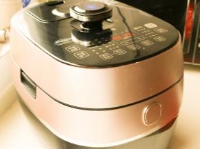 压力锅选择牛肉，焖炖功能，接下来就可以去玩了，等时间到美味自动呈现。