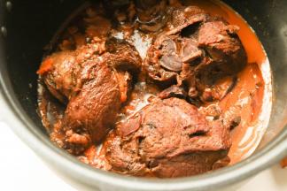 炖好的牛肉，不要拿出来，在汤里浸泡几个小时使牛肉充分入味，而且在冷却的过程中卤好的牛肉会变得更紧致，不易切散。