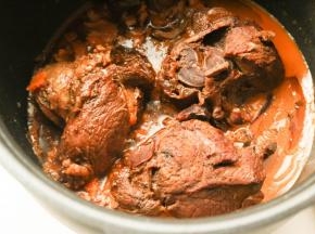 炖好的牛肉，不要拿出来，在汤里浸泡几个小时使牛肉充分入味，而且在冷却的过程中卤好的牛肉会变得更紧致，不易切散。