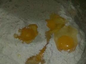 鸡蛋面粉酵母加上5克砂糖搅拌，要是太干就加适量水进去揉面。