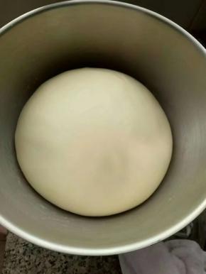 揉好面团保鲜膜盖好发酵1.5倍大