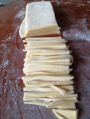 菜刀切开一小断