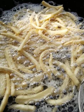 开油锅7分热加上切好的面条，炸浅金黄可以捞出来