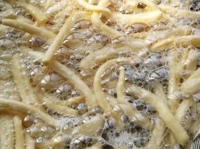 开油锅7分热加上切好的面条，炸浅金黄可以捞出来