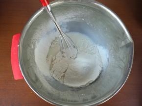 筛入低筋粉。