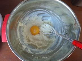 “一”字型或“井”字形混合均匀，加1个蛋黄，搅拌均匀后再加入第二个。