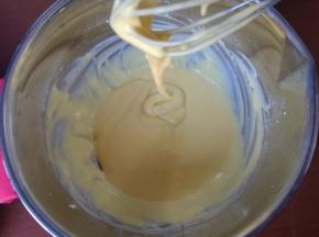 4个蛋黄全部加完。