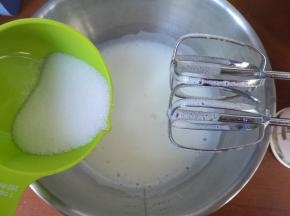 继续打发至蛋糊细腻，再加入三分之一细砂糖。