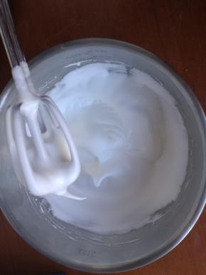 慢慢拉起打蛋器，出现大弯勾状态，蛋糊打发完成。