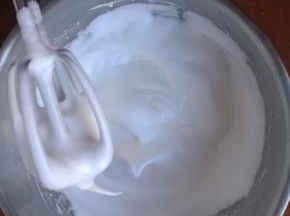 慢慢拉起打蛋器，出现大弯勾状态，蛋糊打发完成。