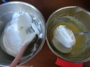 取三分之一的蛋白到蛋黄糊。