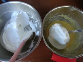 取三分之一的蛋白到蛋黄糊。