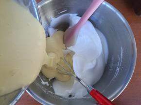 翻拌混合均匀后，倒回蛋白盆。