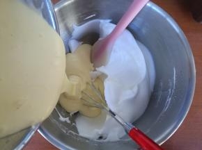 翻拌混合均匀后，倒回蛋白盆。