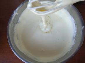 继续混合均匀。这时的蛋糊应该是细腻稠厚的感觉，如果太稀或者有大的泡泡出现，有可能是蛋白消泡了。