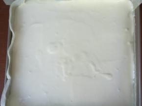 倒入铺了油纸的烤盘内，整理平整。