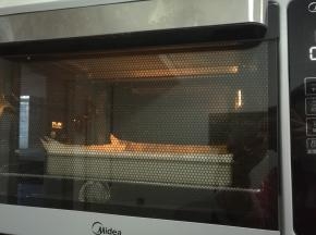 送入预热好的烤箱，上下火165度烘烤18分钟即可。