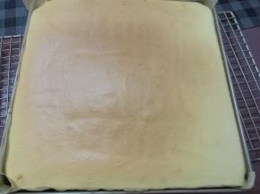 出炉后移至烤网，揭开油布四周。