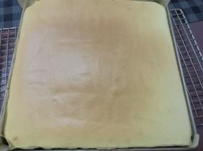 出炉后移至烤网，揭开油布四周。