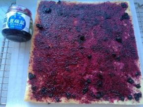 蛋糕晾凉至手温，切去四周，涂上北极蓝蓝莓酱。