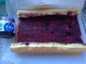 从两边相对向中间卷。