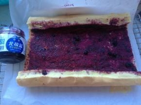 从两边相对向中间卷。