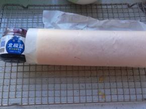 卷成如意形状，用油纸包住。放入冰箱冷藏定形。