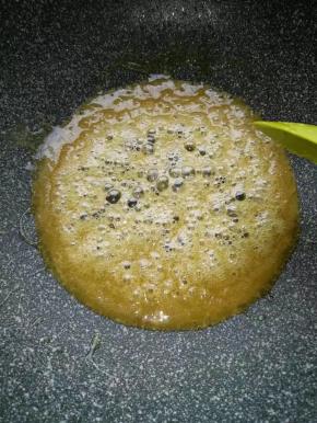 【不喜欢太甜的朋友减15克糖】把熬糖浆部分的材料放进不粘锅煮114度，没有温度计的看状态就可以，刮刀提起有粘性滴下糖浆就是。