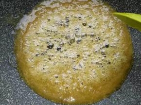 【不喜欢太甜的朋友减15克糖】把熬糖浆部分的材料放进不粘锅煮114度，没有温度计的看状态就可以，刮刀提起有粘性滴下糖浆就是。
