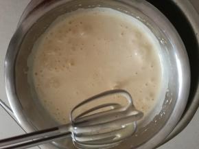 开低速打发至大气泡。