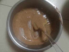 舀出部分面糊到牛奶和油的混合物中，搅拌均匀。