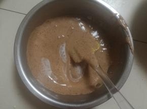 舀出部分面糊到牛奶和油的混合物中，搅拌均匀。