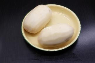 莲藕去皮，洗净；