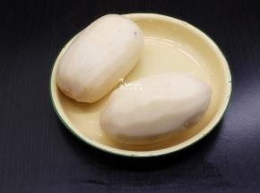 莲藕去皮，洗净；