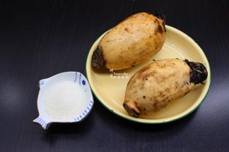 准备好新鲜的莲藕、白砂糖、桂花；PS:莲藕要挑选完好无埙的，有破损的容易进泥土。