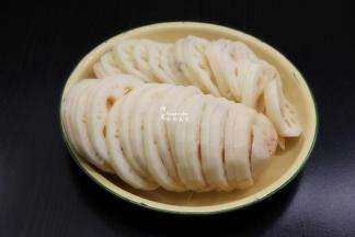 去皮后的莲藕，切成薄片，越薄越好；