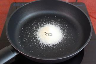 平底锅，烧热，倒入白砂糖；
