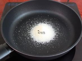 平底锅，烧热，倒入白砂糖；